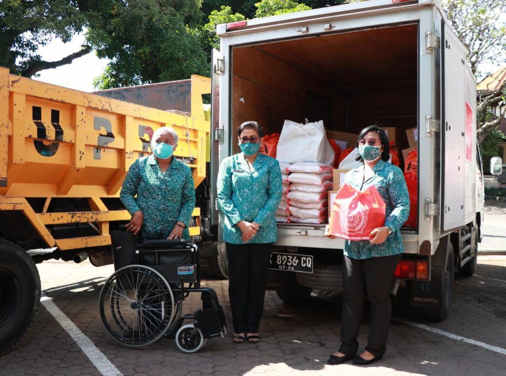 podiumnews.com-Ketua PKK Bali Serahkan Bansos Warga Terdampak Pandemi